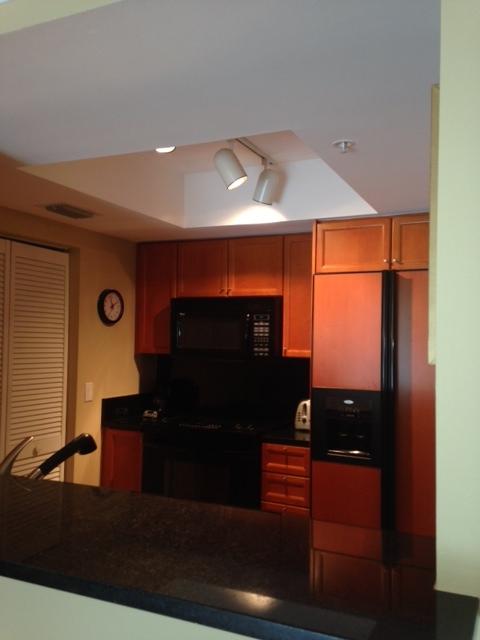 99 Southeast Mizner Boulevard, Unit 323 Boca Raton, FL 33432 - Photo 6 of 17 Kitchen