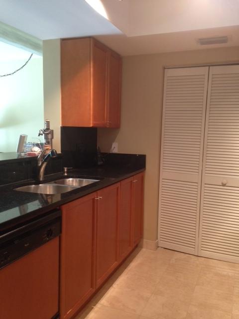 99 Southeast Mizner Boulevard, Unit 323 Boca Raton, FL 33432 - Photo 7 of 17 Kitchen