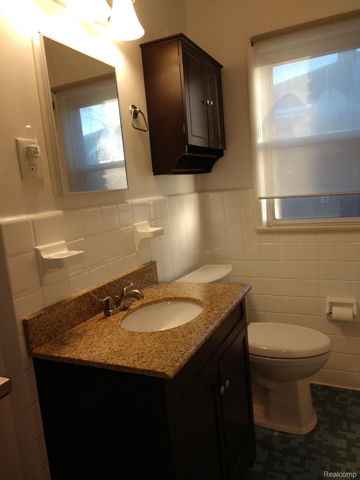 3032 Trafford Road Royal Oak, MI 48073 - Photo 14 of 22 Bathroom 2.jpg