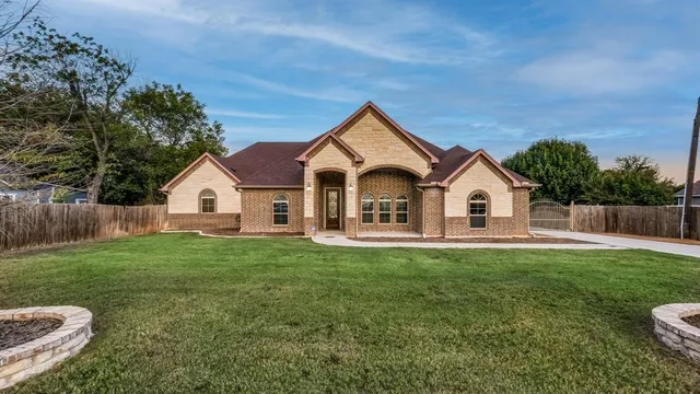 a view of a house with backyard