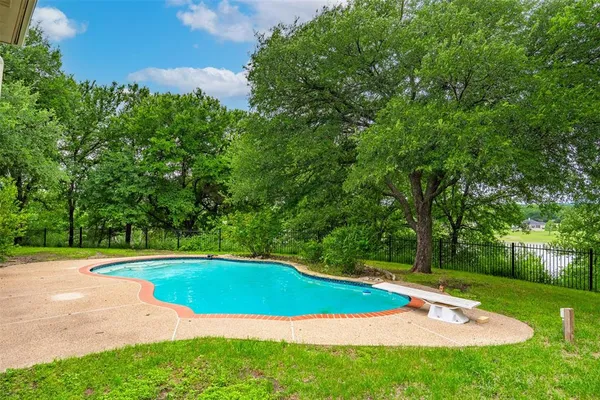 $749,000 | 137 Lakeview Drive, Aledo, TX 76008