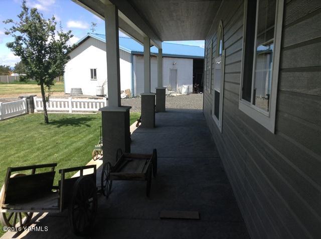 5407 Postma Road Yakima, WA 98901 - Photo 11 of 31 a view of a porch with furniture and garden