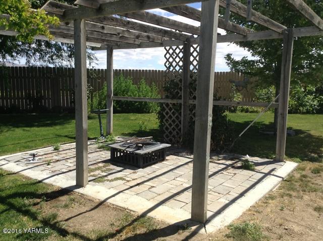 5407 Postma Road Yakima, WA 98901 - Photo 13 of 31 a view of backyard with green space