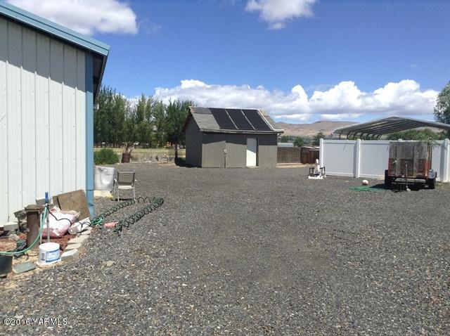 5407 Postma Road Yakima, WA 98901 - Photo 15 of 31 a front view of a house with a yard