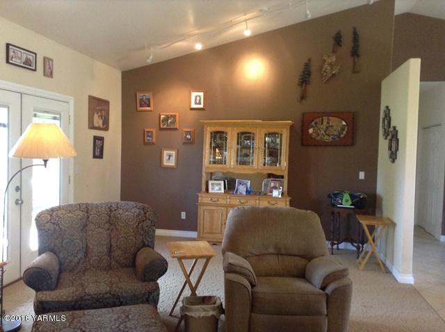 5407 Postma Road Yakima, WA 98901 - Photo 17 of 31 a living room with furniture and a lamp