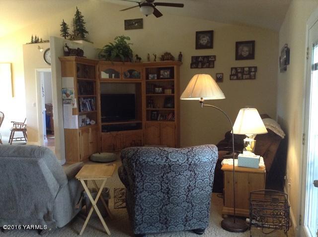 5407 Postma Road Yakima, WA 98901 - Photo 18 of 31 a living room with furniture and a lamp