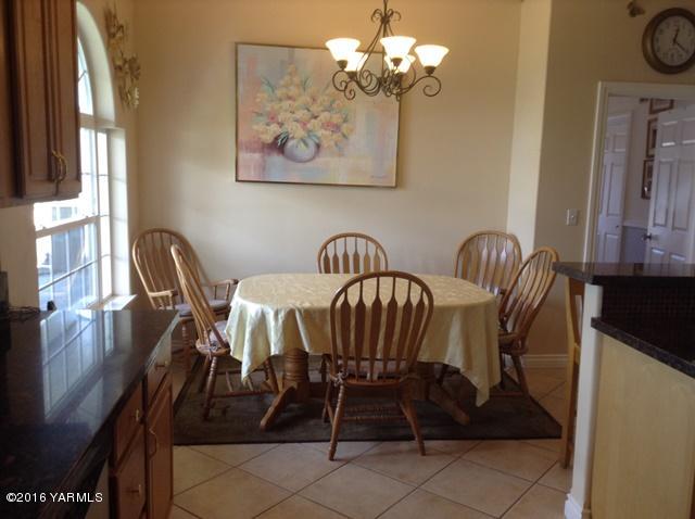 5407 Postma Road Yakima, WA 98901 - Photo 20 of 31 a view of a dining room with furniture and chandelier