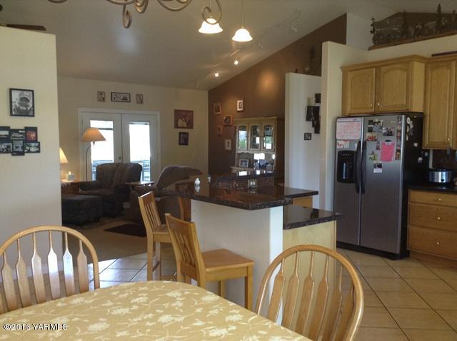 5407 Postma Road Yakima, WA 98901 - Photo 21 of 31 a view of a dining room with furniture