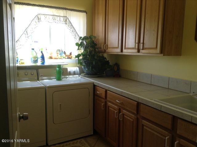 5407 Postma Road Yakima, WA 98901 - Photo 23 of 31 a bathroom with a sink a mirror and a window