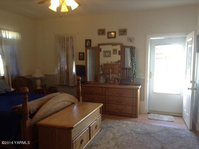 5407 Postma Road Yakima, WA 98901 - Photo 25 of 31 a room with a bed and a dresser