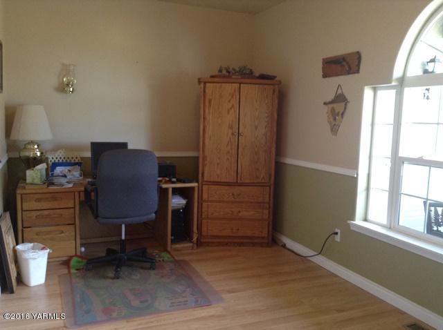 5407 Postma Road Yakima, WA 98901 - Photo 26 of 31 a workspace with furniture and a window