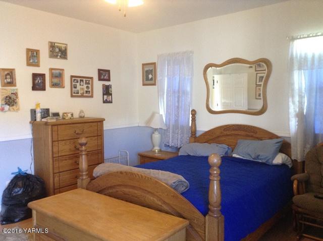 5407 Postma Road Yakima, WA 98901 - Photo 27 of 31 a bedroom with a bed and a dresser