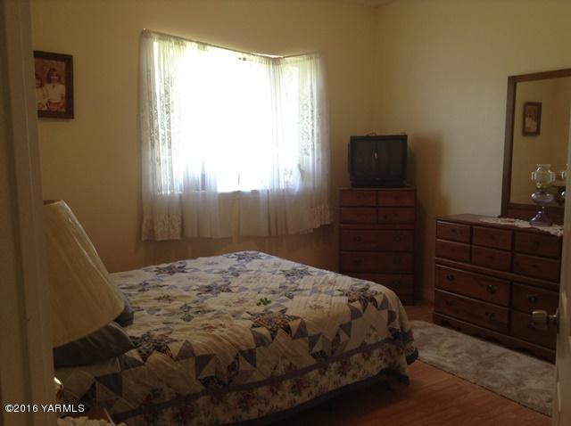5407 Postma Road Yakima, WA 98901 - Photo 28 of 31 a bedroom with a bed and a closet