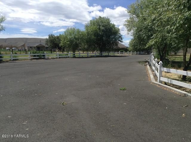 5407 Postma Road Yakima, WA 98901 - Photo 4 of 31 a view of a road with a yard