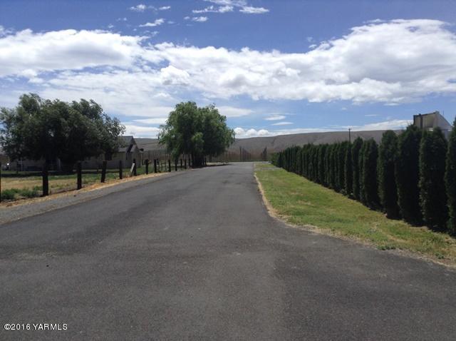 5407 Postma Road Yakima, WA 98901 - Photo 7 of 31 a view of a road with a yard