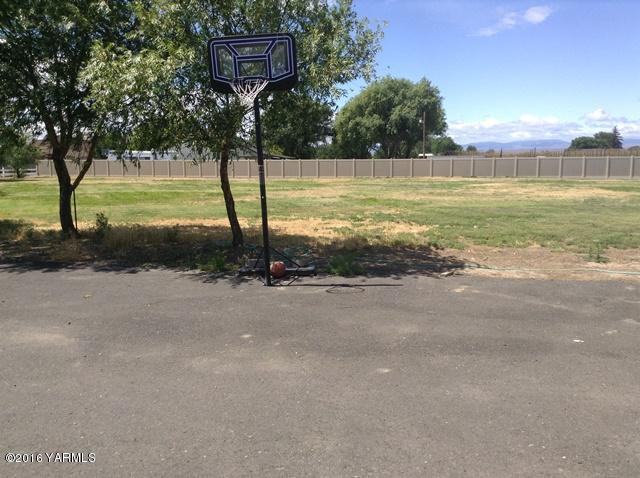 5407 Postma Road Yakima, WA 98901 - Photo 9 of 31 a view of a field with an ocean view