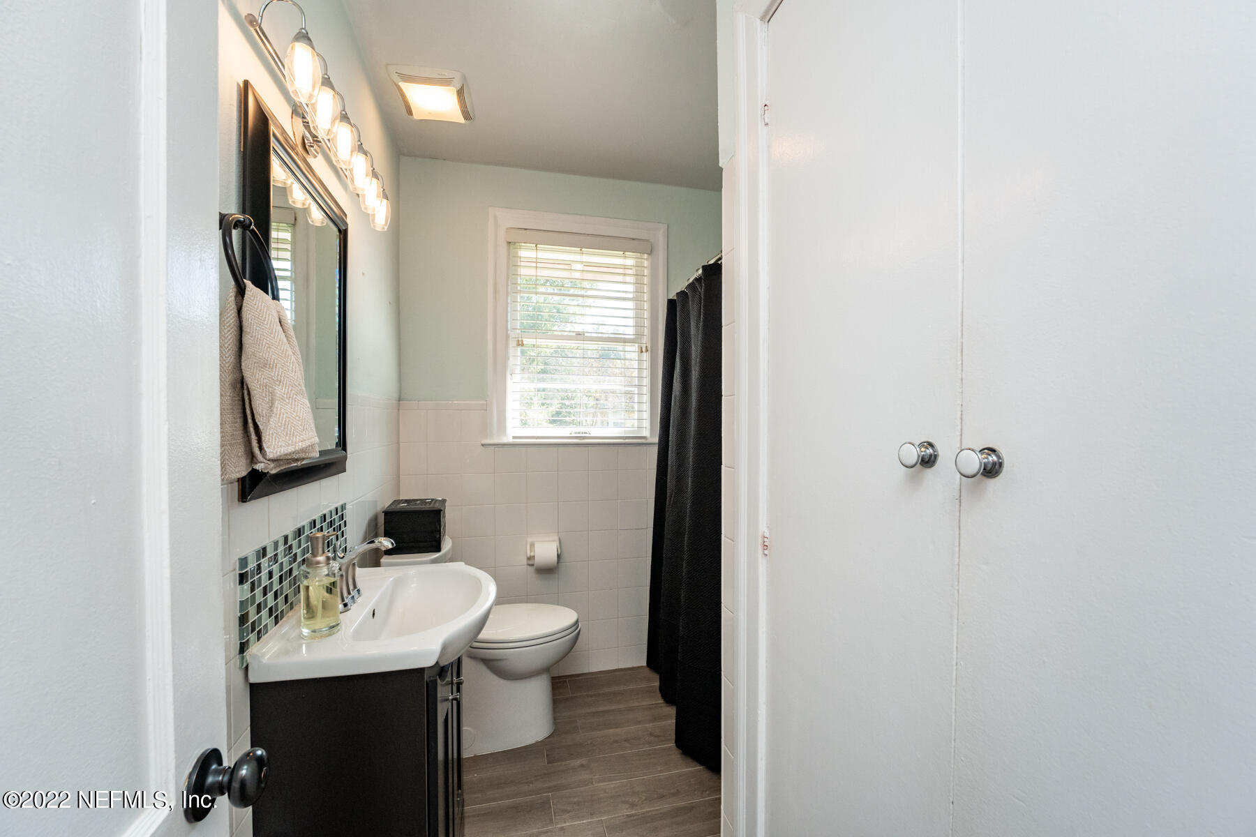 4068 London Road Jacksonville, FL 32207 - Photo 15 of 29 a bathroom with a sink a toilet and shower