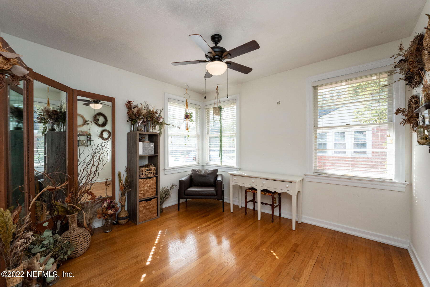 4068 London Road Jacksonville, FL 32207 - Photo 18 of 29 a living room with furniture window and wooden floor