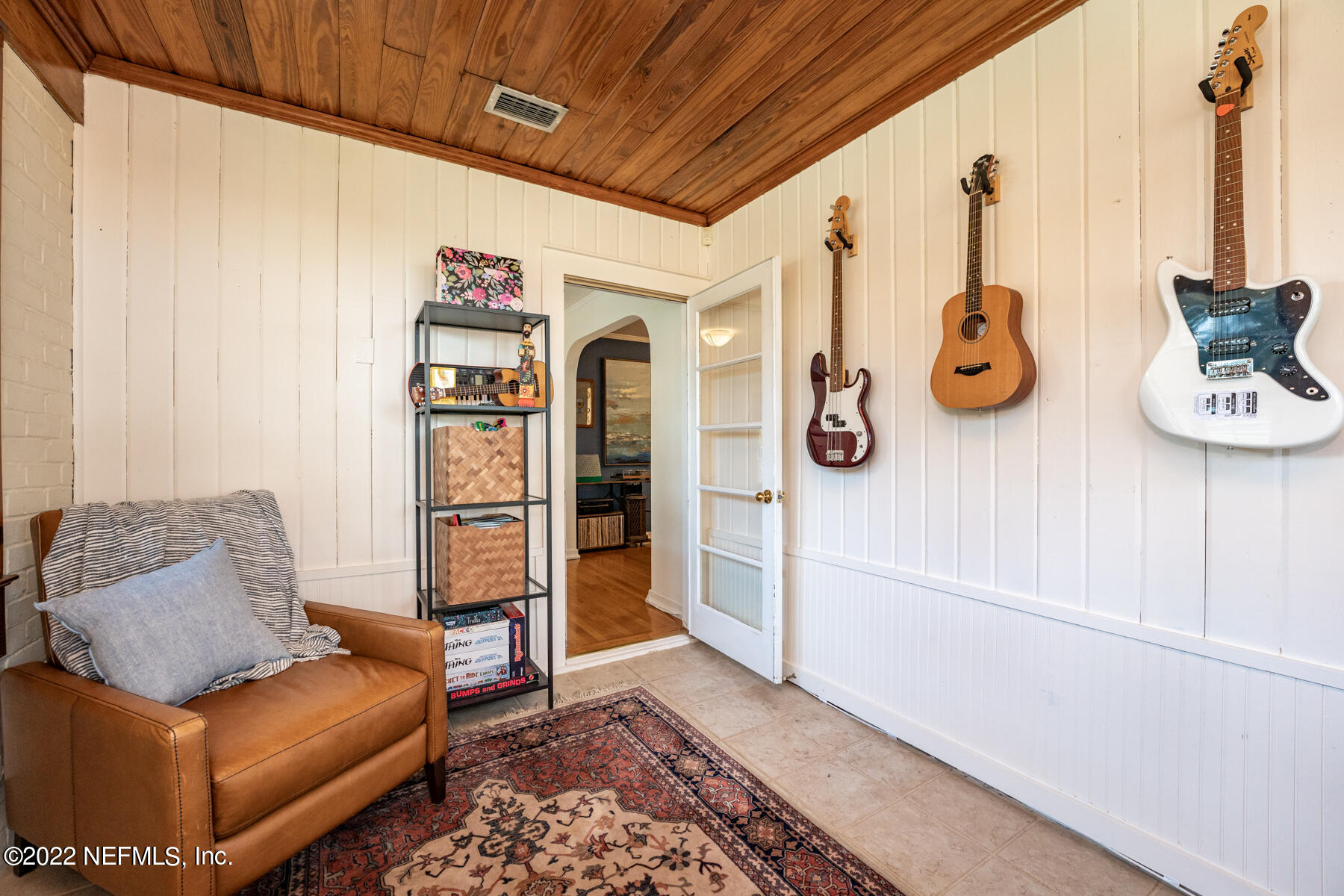 4068 London Road Jacksonville, FL 32207 - Photo 7 of 29 a living room with furniture and wooden floor
