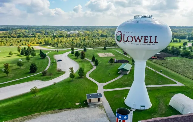 a sign that is on the side of the road