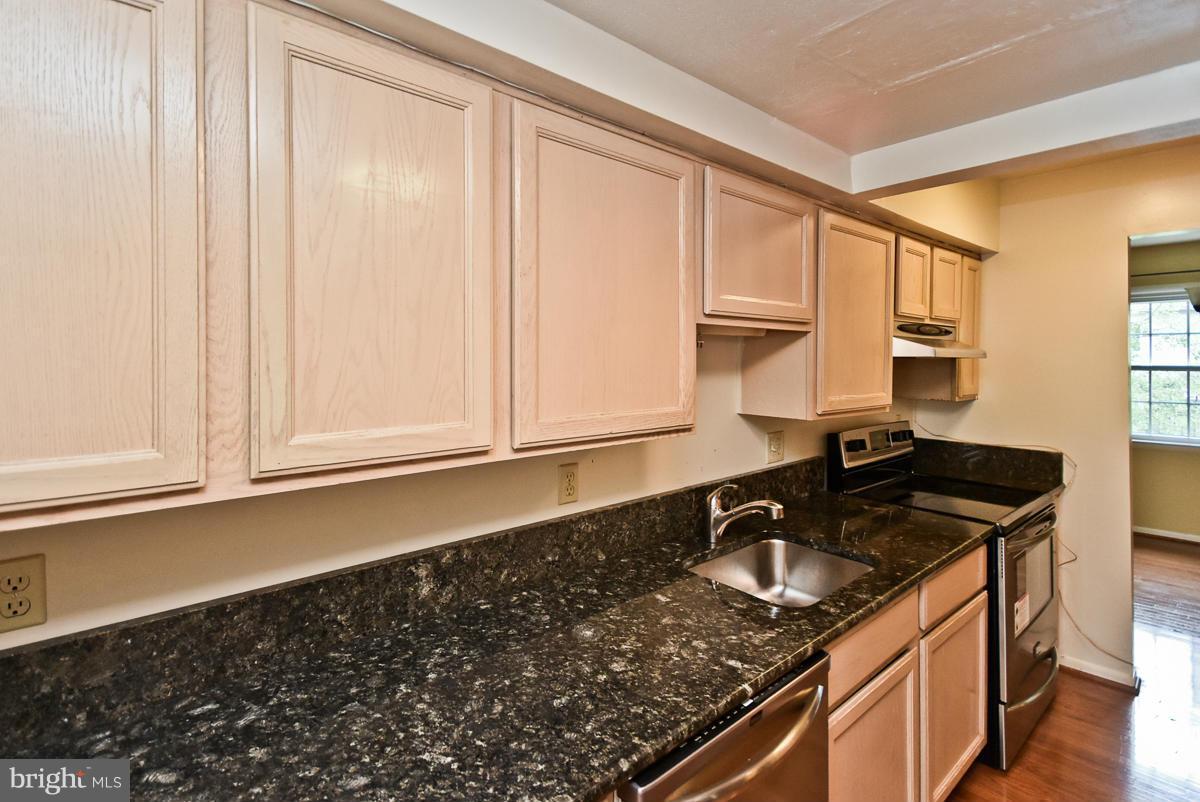 6464 Rockshire Street Alexandria, VA 22315 - Photo 9 of 30 Kitchen