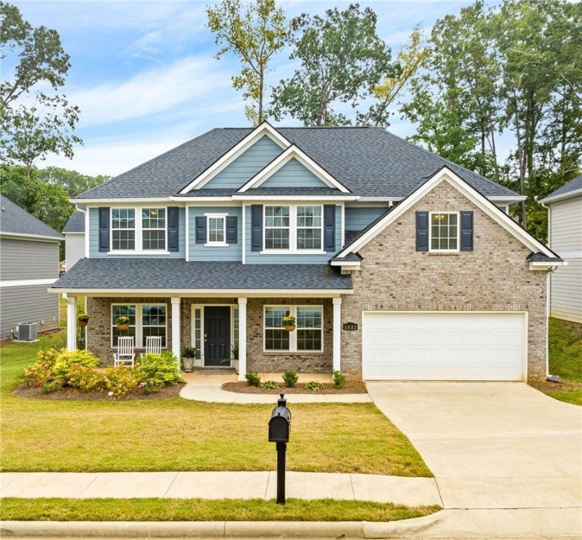 Beautiful well cared for home in Donahue Ridge