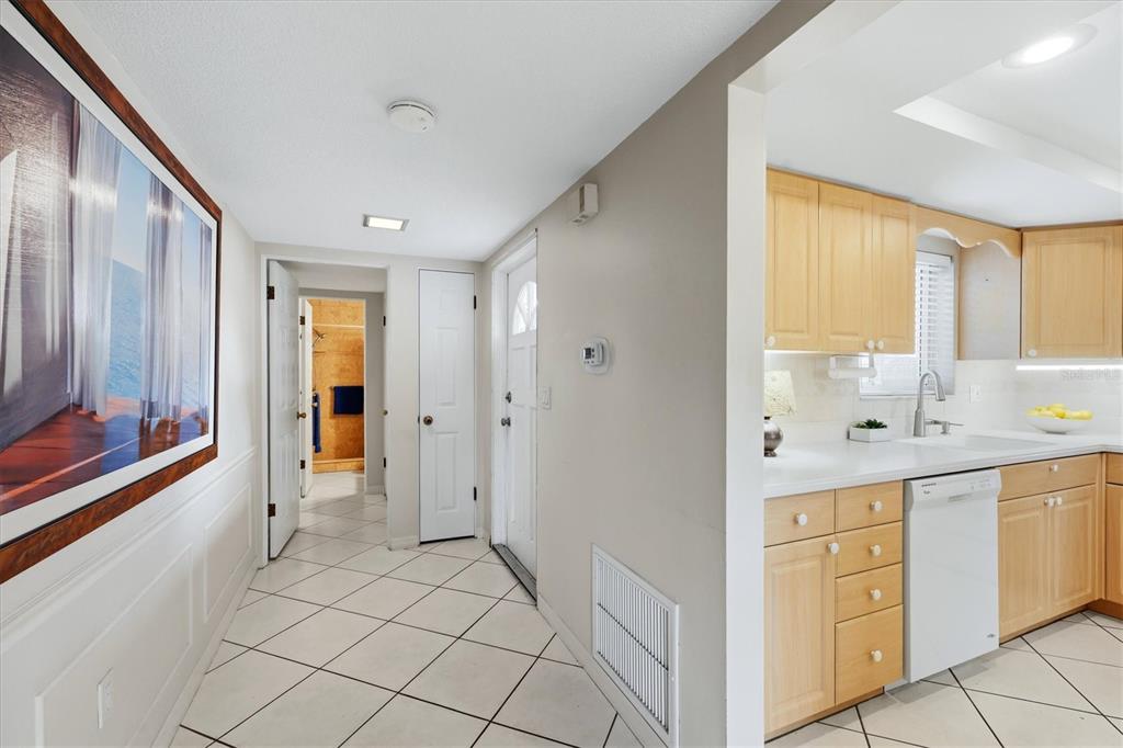 4208 Roxane Boulevard, Unit 95 Sarasota, FL 34235 - Photo 10 of 48