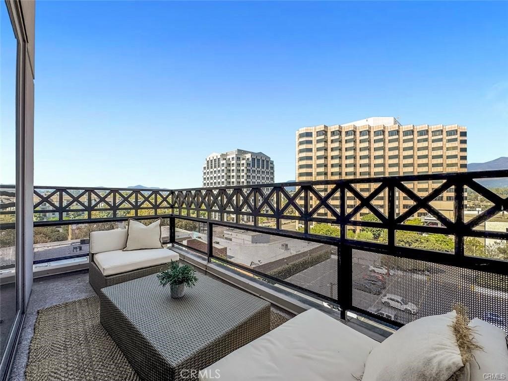 931 East Walnut Street, Unit 607 Pasadena, CA 91106 - Photo 2 of 30 a balcony with table and chairs