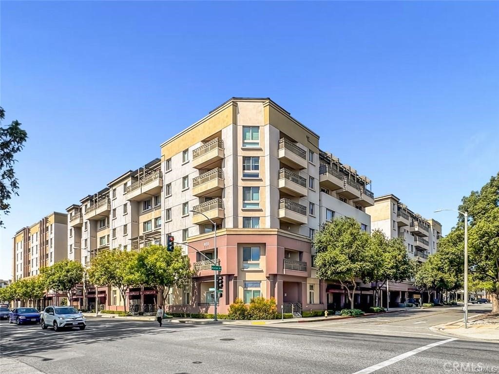 931 East Walnut Street, Unit 607 Pasadena, CA 91106 - Photo 29 of 30 a front view of a building