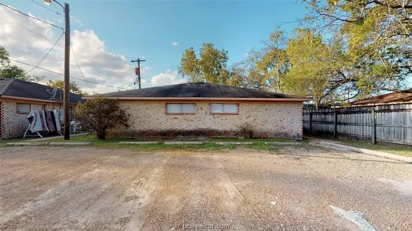 $725 | 204 Lynn Drive, Unit B, Bryan, TX 77801