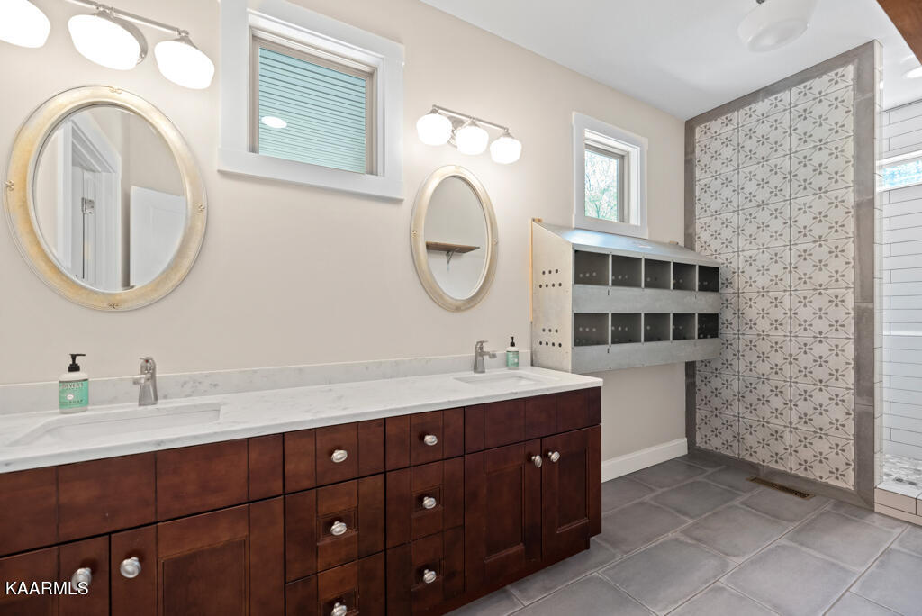 545 Bush Road Clinton, TN 37716 - Photo 26 of 56 Owners Suite Bath