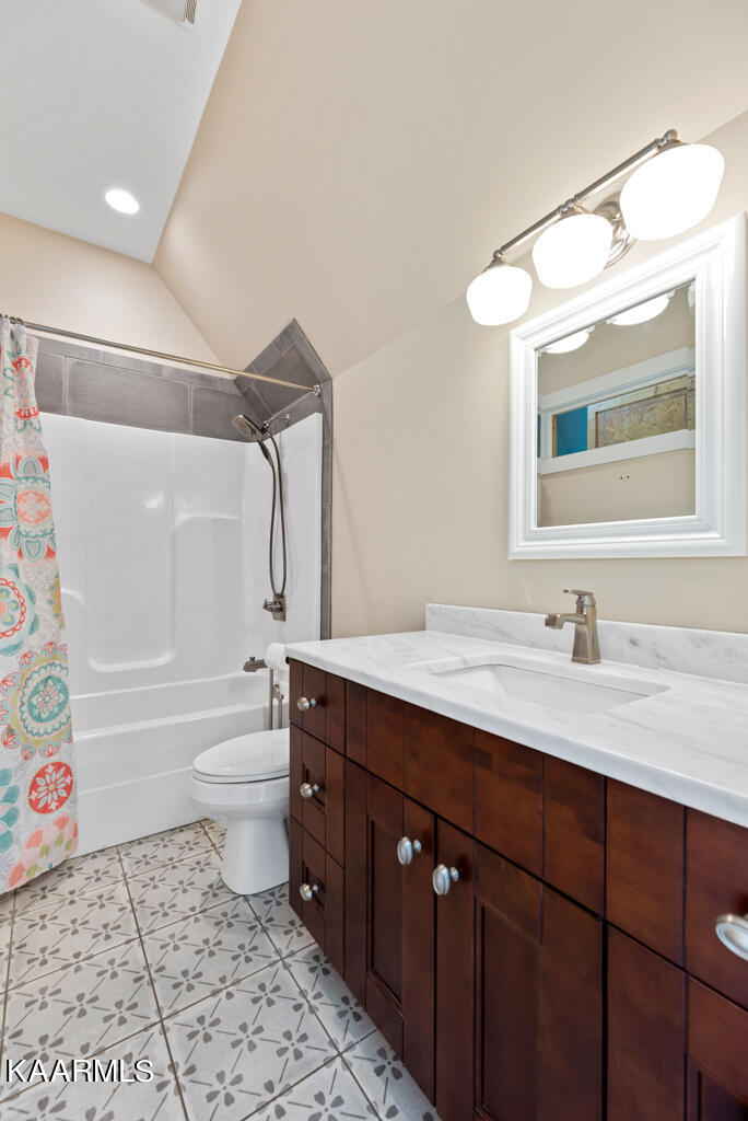 545 Bush Road Clinton, TN 37716 - Photo 37 of 56 3rd bedroom bath