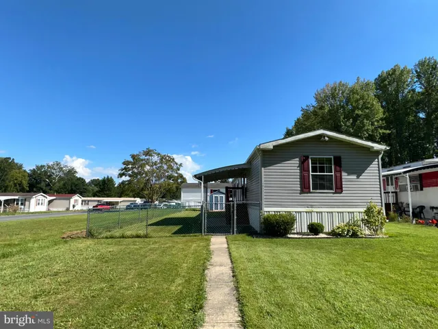 a view of entryway with a yard
