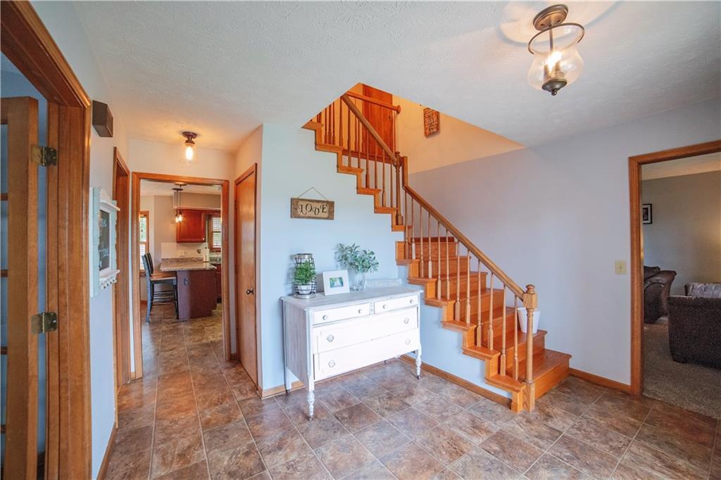 2453 Knobs End Court Springfield, OH 45502 - Photo 5 of 41