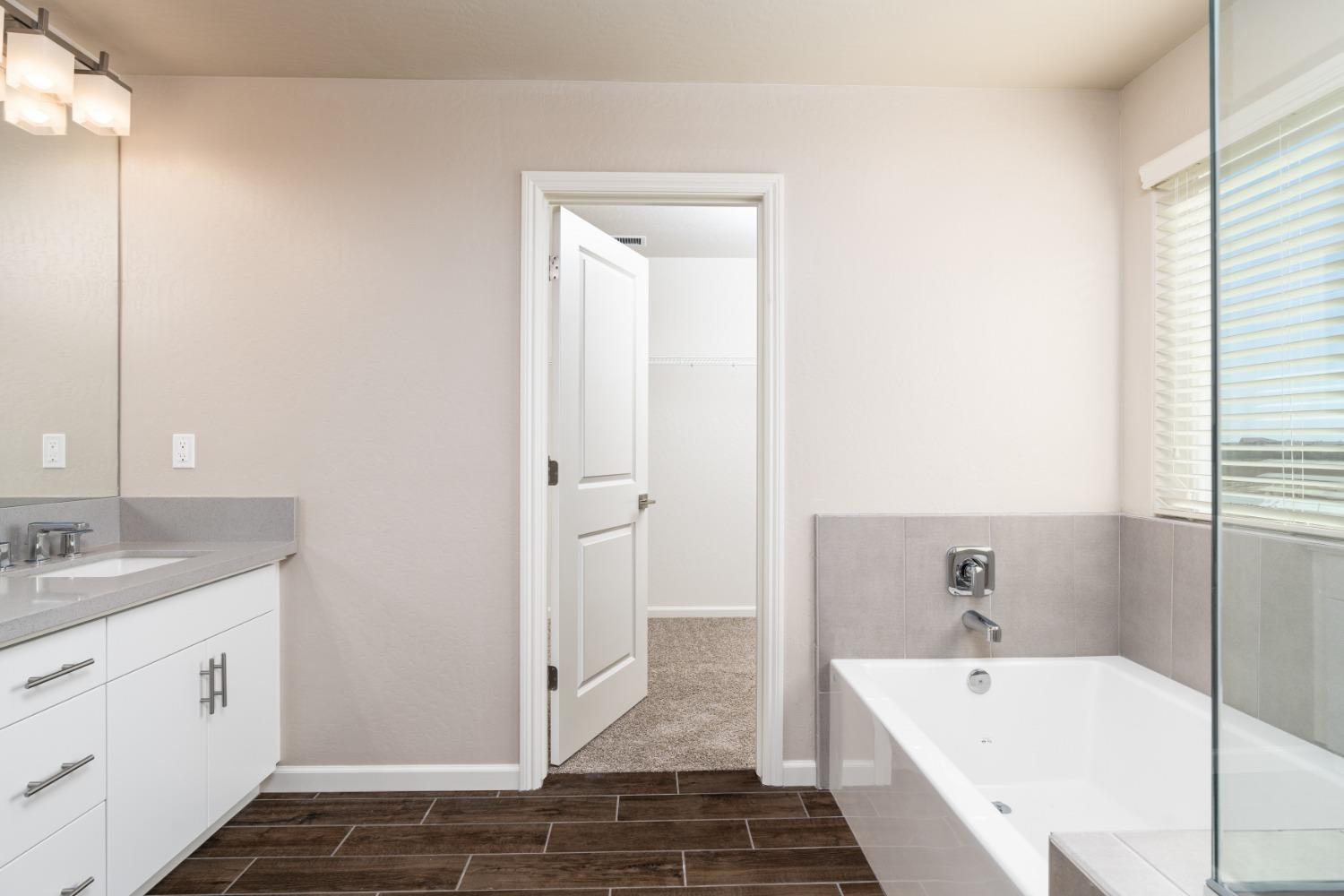 783 Traverse Drive Madera, CA 93636 - Photo 25 of 30 a bathroom with a bathtub and a sink