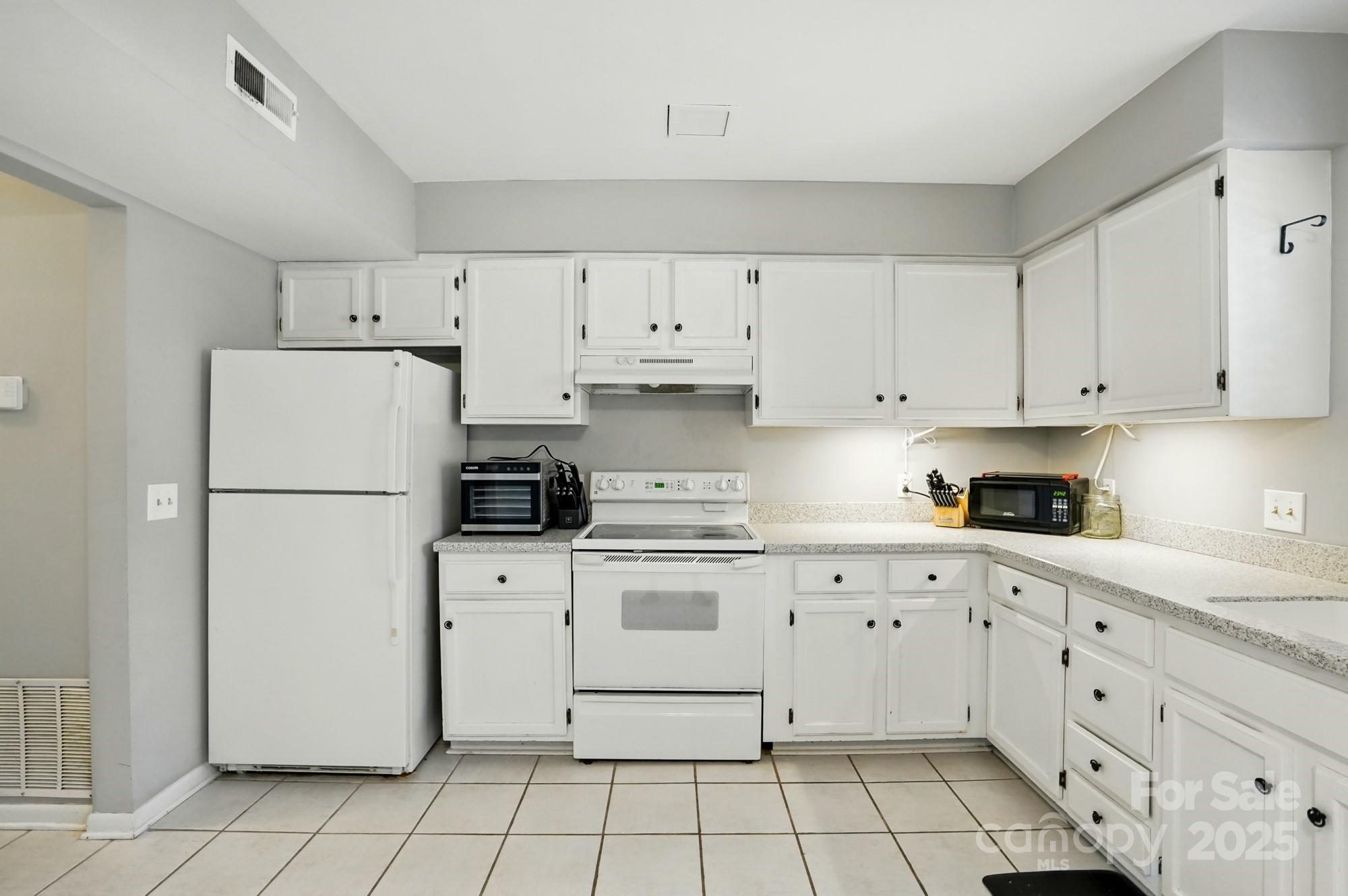 6044 Heath Valley Road Charlotte, NC 28210 - Photo 8 of 30 Gallery Image 8