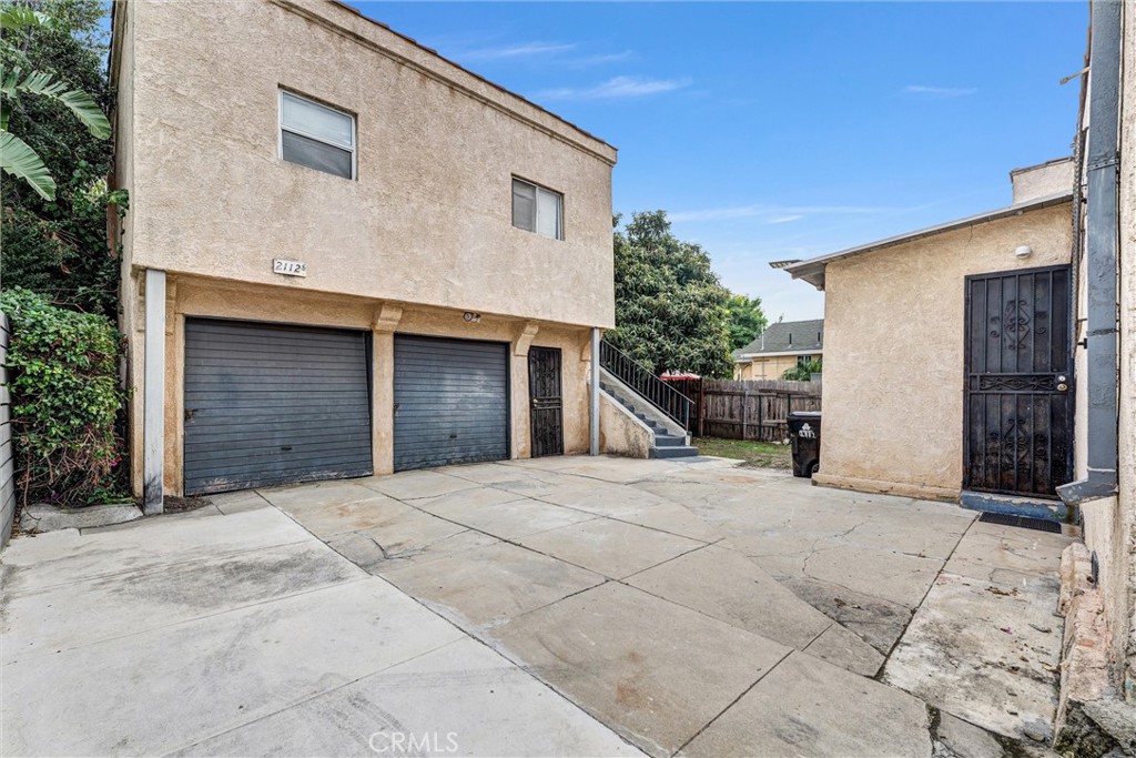 2112 South Burnside Avenue Los Angeles, CA 90016 - Photo 11 of 26 a front view of a house with yard