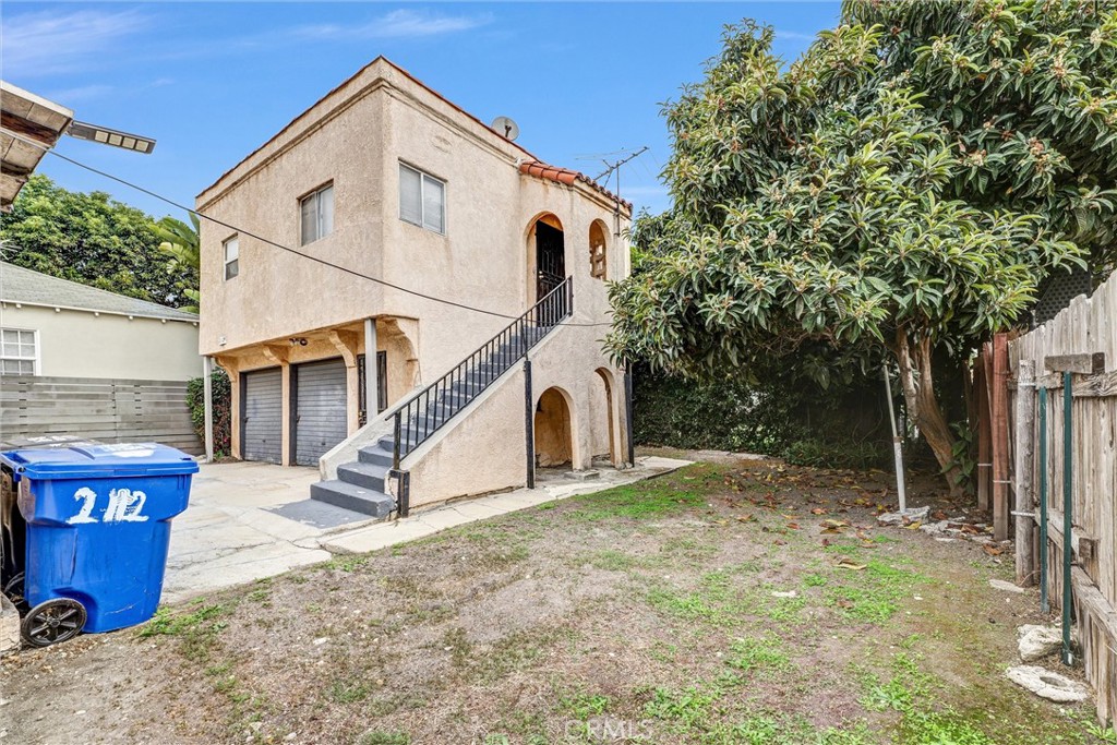 2112 South Burnside Avenue Los Angeles, CA 90016 - Photo 12 of 26 a view of outdoor space yard and deck