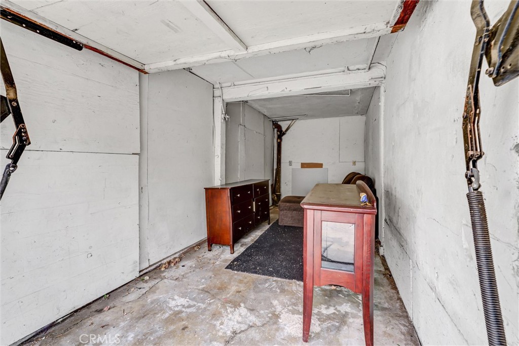 2112 South Burnside Avenue Los Angeles, CA 90016 - Photo 13 of 26 a view of a hallway with wooden floor and entryway