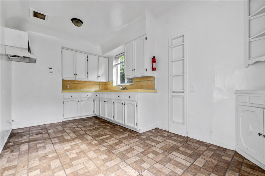 2112 South Burnside Avenue Los Angeles, CA 90016 - Photo 20 of 26 a view of kitchen with wooden floor