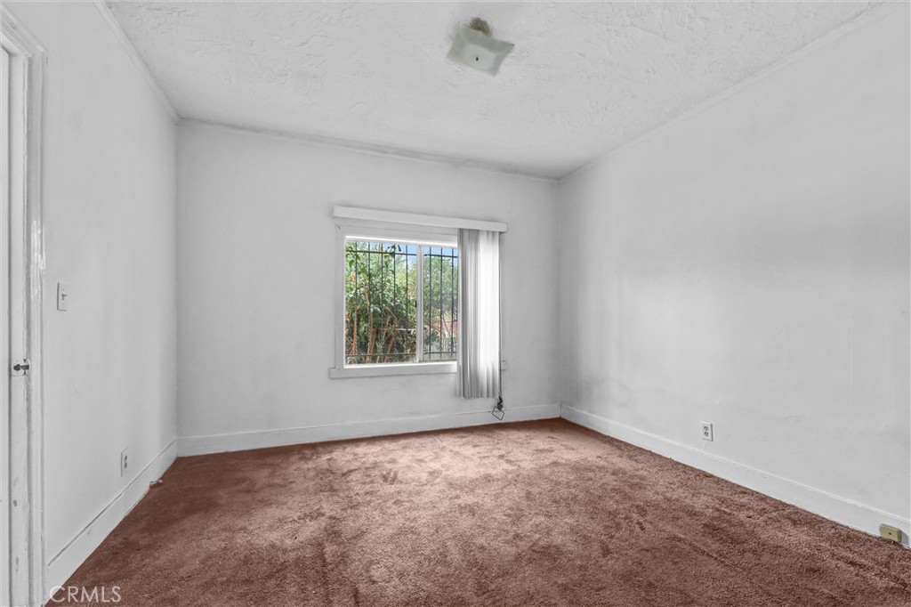 2112 South Burnside Avenue Los Angeles, CA 90016 - Photo 5 of 26 an empty room with windows