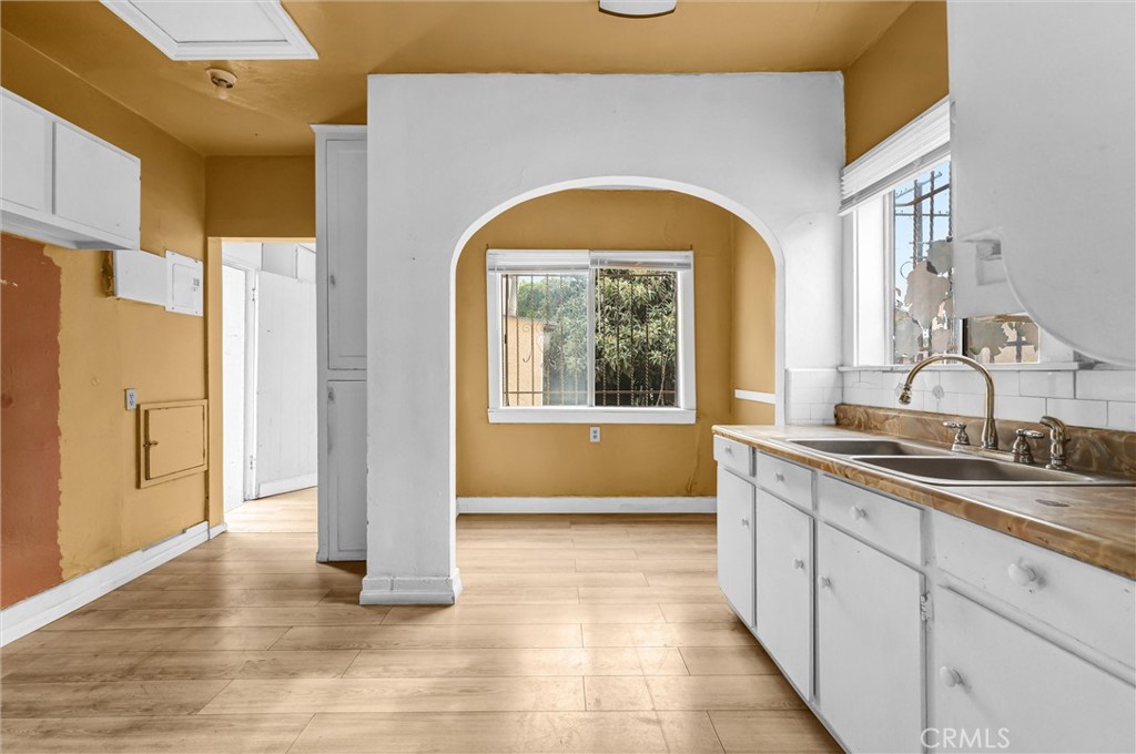 2112 South Burnside Avenue Los Angeles, CA 90016 - Photo 8 of 26 a view of entryway with bathtub and windows