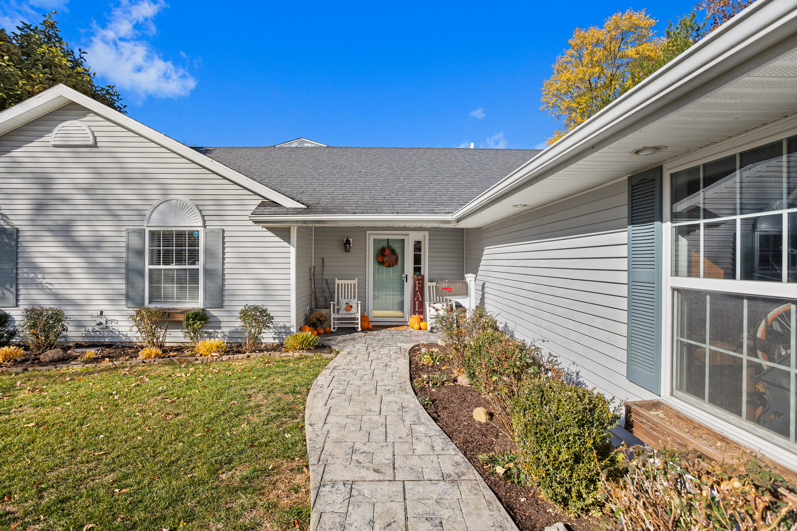 1 Morfey Court Monticello, IL 61856 - Photo 4 of 61 a front view of a house with garden