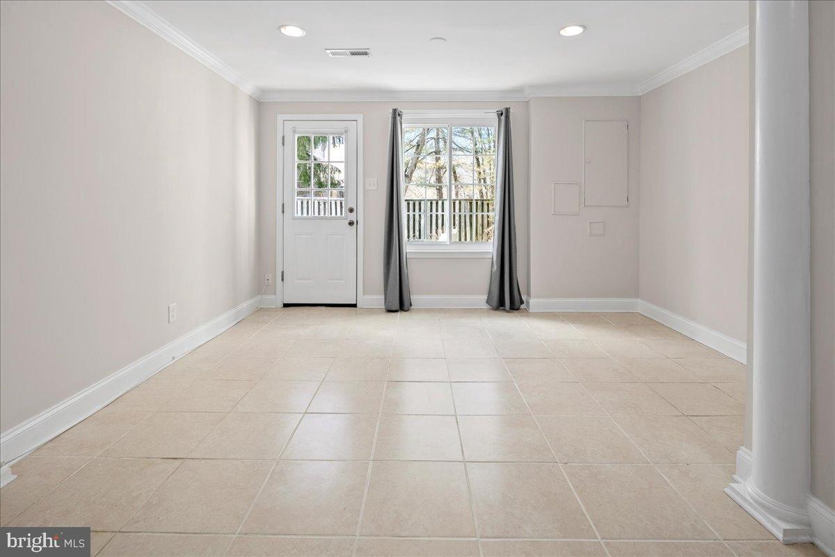 1642 Harvest Green Court Reston, VA 20194 - Photo 33 of 46 an empty room with windows