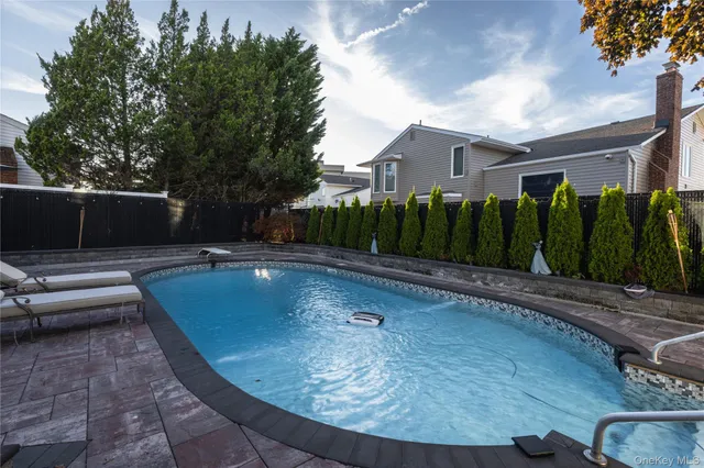 a view of a house with backyard