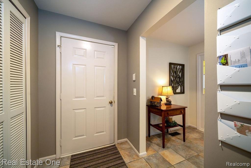 940 Golfview Court Rochester, MI 48307 - Photo 19 of 39 017 - Garage Door.jpg