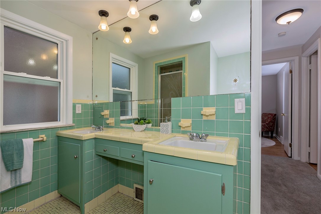 3889 Faversham Road Cleveland, OH 44118 - Photo 21 of 29 Gallery Image 21