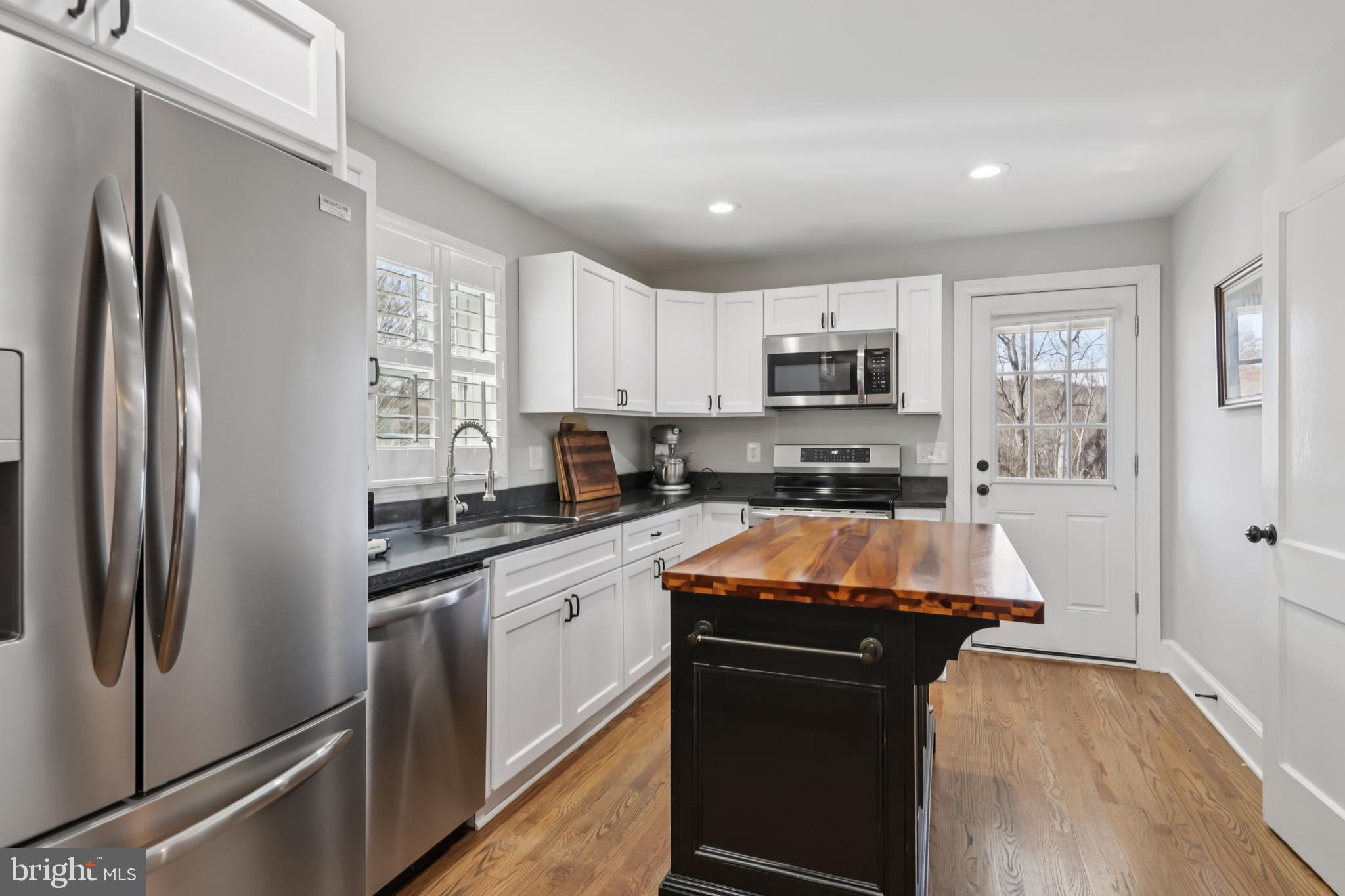 5676 O'Bannon Road The Plains, VA 20198 - Photo 15 of 36 Kitchen with Island