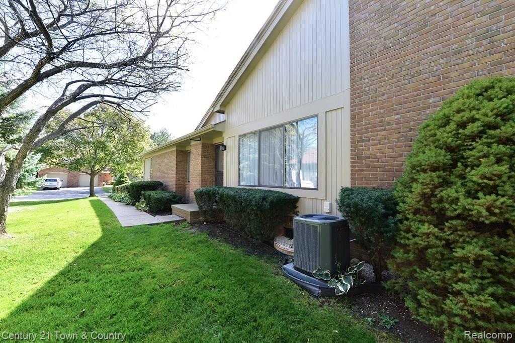 683 Tennyson, Unit 31 Rochester, MI 48307 - Photo 42 of 48 Side exterior view