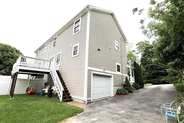 a view of a house with backyard